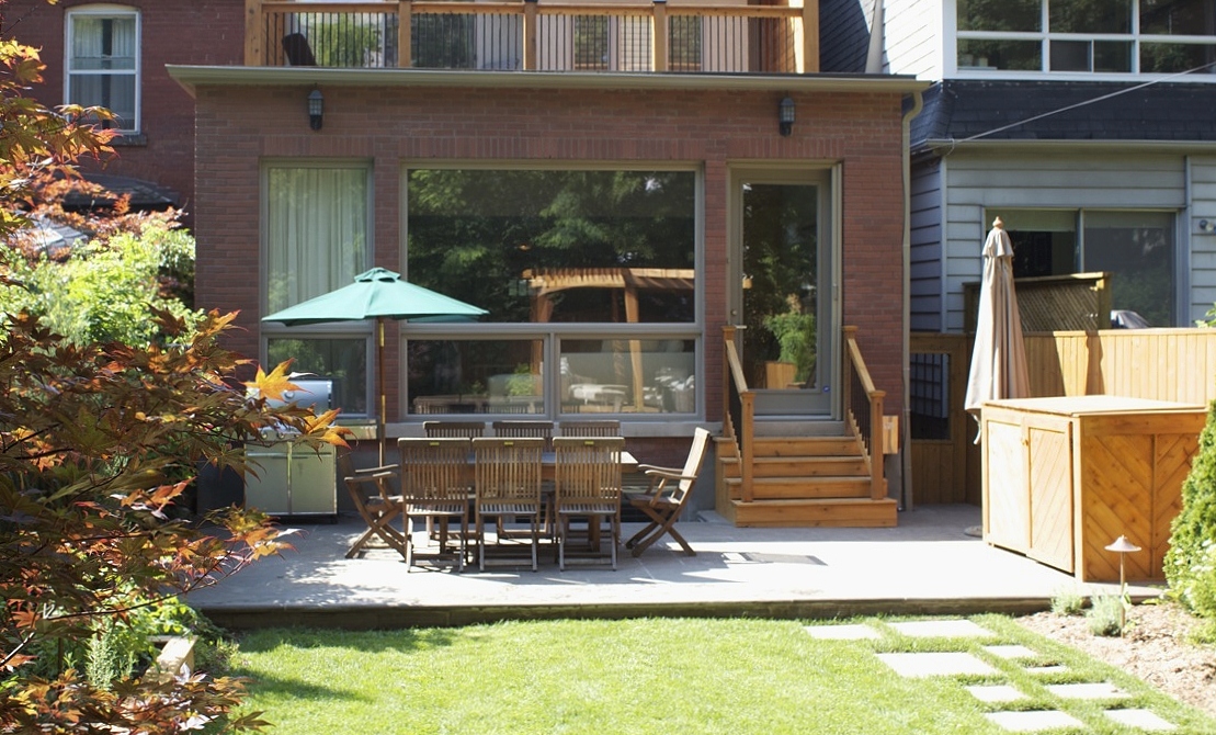 Deck, patio and outdoor dinning room. 